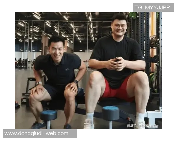 姚明走街头引发热议球迷纷纷围观感受巨星魅力与平民生活的碰撞