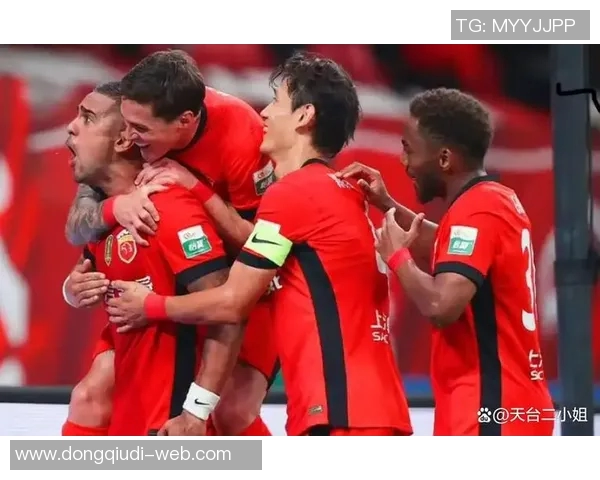 中超激战里昂与曼联握手言和争议判罚引发全场热议