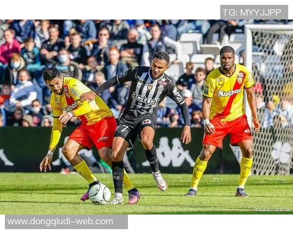 国王杯激战阿森纳与里昂鏖战至平局精彩瞬间引爆全场热情